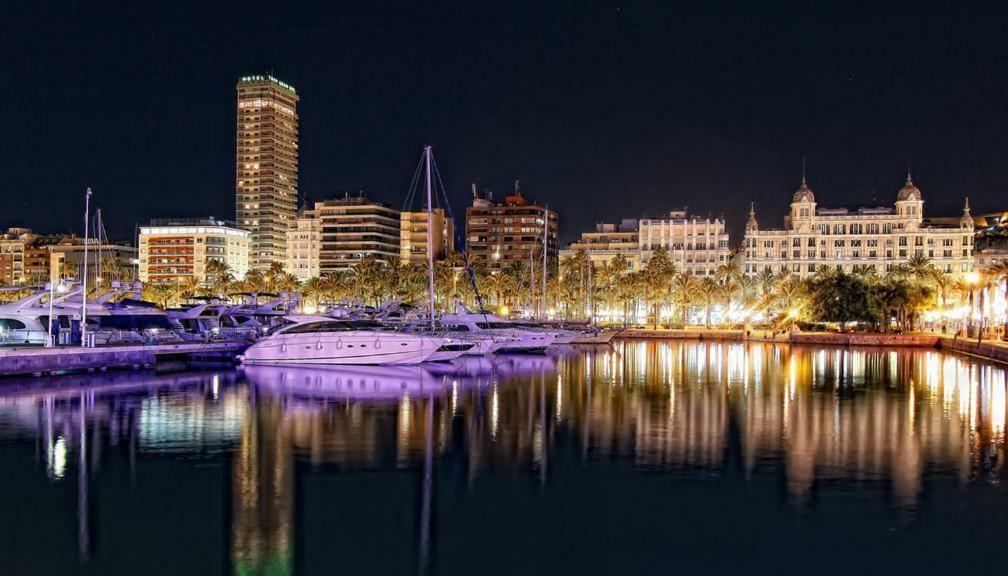 Céntrico y espacioso piso en barrio tranquilo Alicante Esterno foto